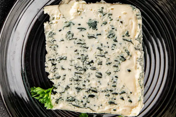 Rokfor peynirli gorgonzola peynirli peynir küflü doğal yiyecek organik ürün taze lezzetli gurme yemek arka planı masa rustik gıda üst görünümü fotokopi alanı üzerinde