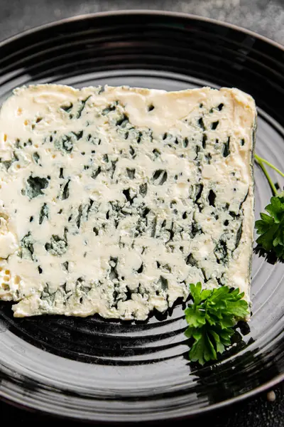 Rokfor peynirli gorgonzola peynirli peynir küflü doğal yiyecek organik ürün taze lezzetli gurme yemek arka planı masa rustik gıda üst görünümü fotokopi alanı üzerinde