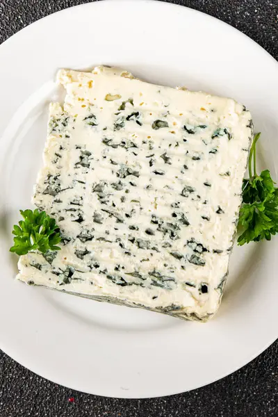 Rokfor peynirli gorgonzola peynirli peynir küflü doğal yiyecek organik ürün taze lezzetli gurme yemek arka planı masa rustik gıda üst görünümü fotokopi alanı üzerinde