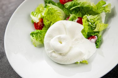 Burrata peynirli salata, bufalo sütlü salata, salata, salata, salata, salata, lezzetli gurme, yemek, arka plan, masa, rustik yemek, fotokopi, fotokopi, uzay keto ve paleo diyeti vejetaryeni.