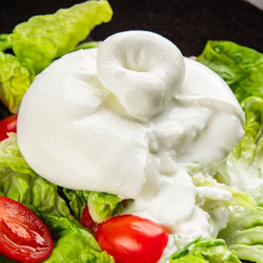 Burrata peynirli salata, bufalo sütlü salata, salata, salata, salata, salata, lezzetli gurme, yemek, arka plan, masa, rustik yemek, fotokopi, fotokopi, uzay keto ve paleo diyeti vejetaryeni.