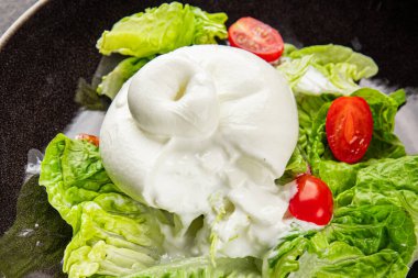 Burrata peynirli salata, bufalo sütlü salata, salata, salata, salata, salata, lezzetli gurme, yemek, arka plan, masa, rustik yemek, fotokopi, fotokopi, uzay keto ve paleo diyeti vejetaryeni.