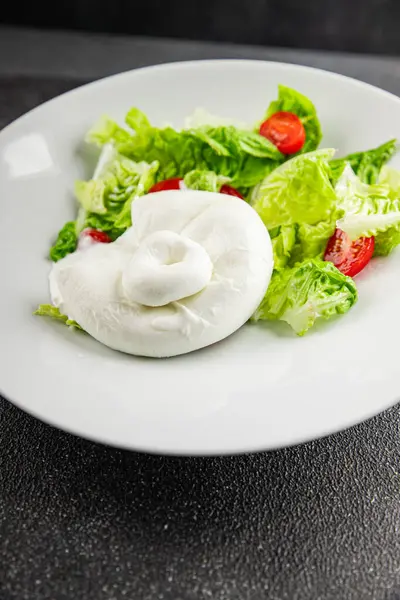 Burrata peynirli salata, bufalo sütlü salata, salata, salata, salata, salata, lezzetli gurme, yemek, arka plan, masa, rustik yemek, fotokopi, fotokopi, uzay keto ve paleo diyeti vejetaryeni.