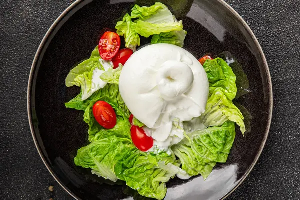 Burrata peynirli salata, bufalo sütlü salata, salata, salata, salata, salata, lezzetli gurme, yemek, arka plan, masa, rustik yemek, fotokopi, fotokopi, uzay keto ve paleo diyeti vejetaryeni.