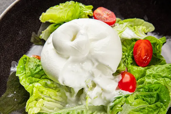 Burrata peynirli salata, bufalo sütlü salata, salata, salata, salata, salata, lezzetli gurme, yemek, arka plan, masa, rustik yemek, fotokopi, fotokopi, uzay keto ve paleo diyeti vejetaryeni.