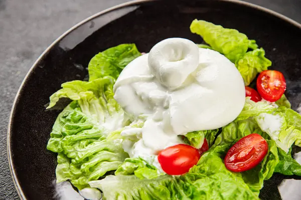 Burrata peynirli salata, bufalo sütlü salata, salata, salata, salata, salata, lezzetli gurme, yemek, arka plan, masa, rustik yemek, fotokopi, fotokopi, uzay keto ve paleo diyeti vejetaryeni.