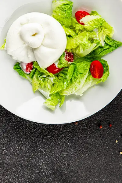 Burrata peynirli salata, bufalo sütlü salata, salata, salata, salata, salata, lezzetli gurme, yemek, arka plan, masa, rustik yemek, fotokopi, fotokopi, uzay keto ve paleo diyeti vejetaryeni.