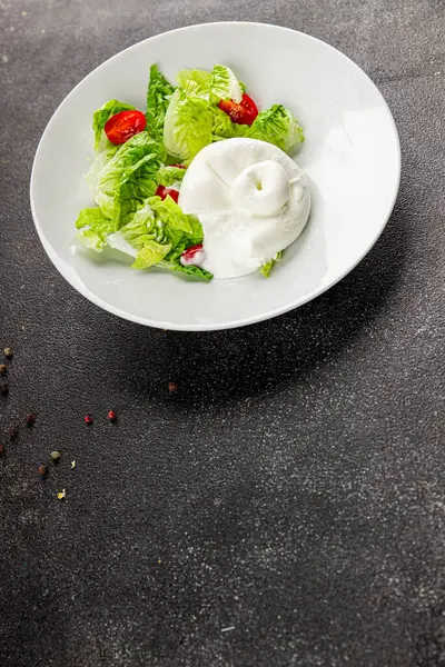 Burrata peynirli salata, bufalo sütlü salata, salata, salata, salata, salata, lezzetli gurme, yemek, arka plan, masa, rustik yemek, fotokopi, fotokopi, uzay keto ve paleo diyeti vejetaryeni.