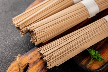 Karabuğday eriştesi çiğ soba taze yemek... Asya mutfağı masanın üstünde... kırsal yemekler... fotokopi alanı...