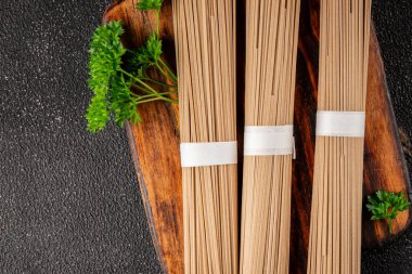 Karabuğday eriştesi çiğ soba taze yemek... Asya mutfağı masanın üstünde... kırsal yemekler... fotokopi alanı...