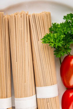 Karabuğday eriştesi çiğ soba taze yemek... Asya mutfağı masanın üstünde... kırsal yemekler... fotokopi alanı...