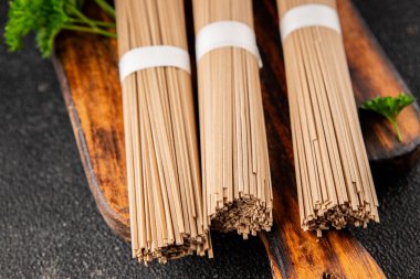 Karabuğday eriştesi çiğ soba taze yemek... Asya mutfağı masanın üstünde... kırsal yemekler... fotokopi alanı...