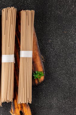 Karabuğday eriştesi çiğ soba taze yemek... Asya mutfağı masanın üstünde... kırsal yemekler... fotokopi alanı...