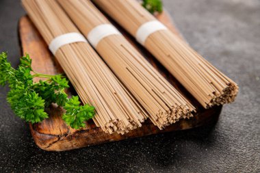 Karabuğday eriştesi çiğ soba taze yemek... Asya mutfağı masanın üstünde... kırsal yemekler... fotokopi alanı...