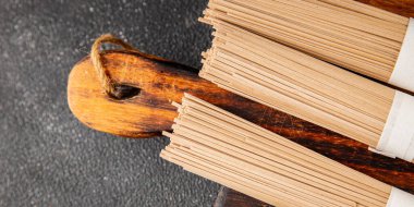 Karabuğday eriştesi çiğ soba taze yemek... Asya mutfağı masanın üstünde... kırsal yemekler... fotokopi alanı...