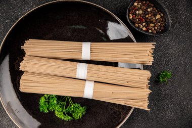 Karabuğday eriştesi çiğ soba taze yemek... Asya mutfağı masanın üstünde... kırsal yemekler... fotokopi alanı...