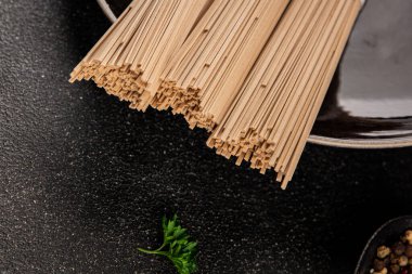 Karabuğday eriştesi çiğ soba taze yemek... Asya mutfağı masanın üstünde... kırsal yemekler... fotokopi alanı...