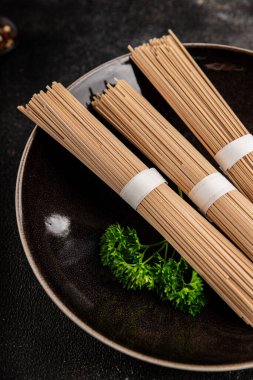 Karabuğday eriştesi çiğ soba taze yemek... Asya mutfağı masanın üstünde... kırsal yemekler... fotokopi alanı...