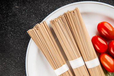 Karabuğday eriştesi çiğ soba taze yemek... Asya mutfağı masanın üstünde... kırsal yemekler... fotokopi alanı...