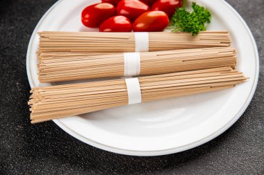 Karabuğday eriştesi çiğ soba taze yemek... Asya mutfağı masanın üstünde... kırsal yemekler... fotokopi alanı...