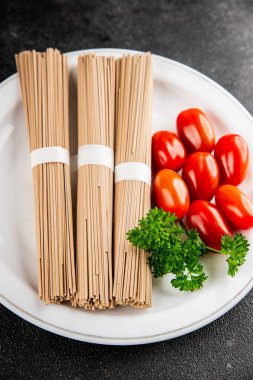 Karabuğday eriştesi çiğ soba taze yemek... Asya mutfağı masanın üstünde... kırsal yemekler... fotokopi alanı...