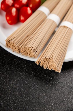 Karabuğday eriştesi çiğ soba taze yemek... Asya mutfağı masanın üstünde... kırsal yemekler... fotokopi alanı...