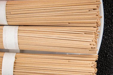 Karabuğday eriştesi çiğ soba taze yemek... Asya mutfağı masanın üstünde... kırsal yemekler... fotokopi alanı...