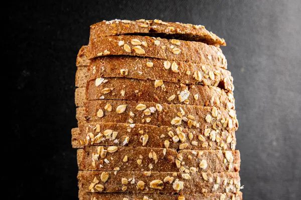 Yulaf ekmeği kepekli, kepekli, kepekli, kepekli, doğal, lezzetli, lezzetli gurme yemek arkaplanı masa kırsal gıdanın üstünde fotokopi alanı.