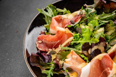 Salata reçeli yeşil yaprak marul aperatif taze yemek masanın üzerinde taze lezzetli gurme yemek üst görünüm fotokopi alanı keto ve paleo diyeti