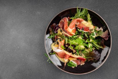 Salata reçeli yeşil yaprak marul aperatif taze yemek masanın üzerinde taze lezzetli gurme yemek üst görünüm fotokopi alanı keto ve paleo diyeti