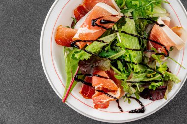 Salata reçeli yeşil yaprak marul aperatif taze yemek masanın üzerinde taze lezzetli gurme yemek üst görünüm fotokopi alanı keto ve paleo diyeti