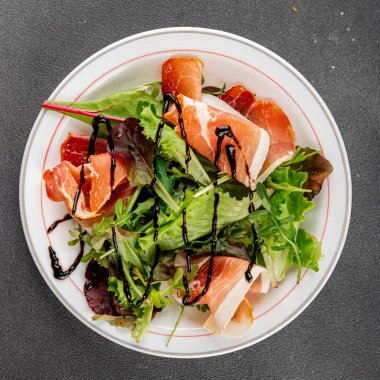 Salata reçeli yeşil yaprak marul aperatif taze yemek masanın üzerinde taze lezzetli gurme yemek üst görünüm fotokopi alanı keto ve paleo diyeti