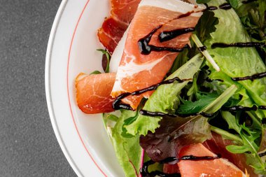 Salata reçeli yeşil yaprak marul aperatif taze yemek masanın üzerinde taze lezzetli gurme yemek üst görünüm fotokopi alanı keto ve paleo diyeti