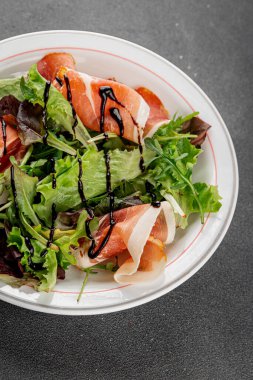 Salata reçeli yeşil yaprak marul aperatif taze yemek masanın üzerinde taze lezzetli gurme yemek üst görünüm fotokopi alanı keto ve paleo diyeti