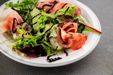 Salata reçeli yeşil yaprak marul aperatif taze yemek masanın üzerinde taze lezzetli gurme yemek üst görünüm fotokopi alanı keto ve paleo diyeti