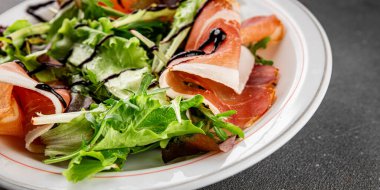 Salata reçeli yeşil yaprak marul aperatif taze yemek masanın üzerinde taze lezzetli gurme yemek üst görünüm fotokopi alanı keto ve paleo diyeti