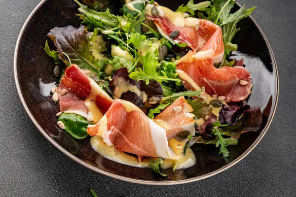 Salata reçeli yeşil yaprak marul aperatif taze yemek masanın üzerinde taze lezzetli gurme yemek üst görünüm fotokopi alanı keto ve paleo diyeti