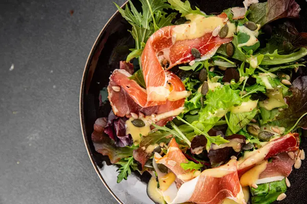 Salata reçeli yeşil yaprak marul aperatif taze yemek masanın üzerinde taze lezzetli gurme yemek üst görünüm fotokopi alanı keto ve paleo diyeti