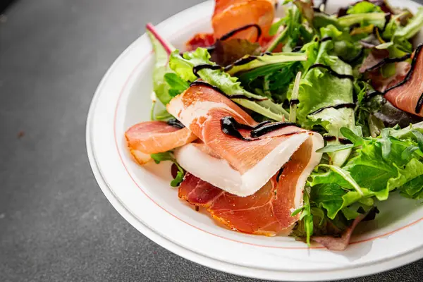 Salata reçeli yeşil yaprak marul aperatif taze yemek masanın üzerinde taze lezzetli gurme yemek üst görünüm fotokopi alanı keto ve paleo diyeti