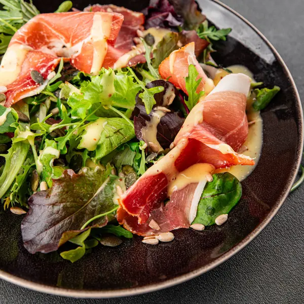 Salata reçeli yeşil yaprak marul aperatif taze yemek masanın üzerinde taze lezzetli gurme yemek üst görünüm fotokopi alanı keto ve paleo diyeti