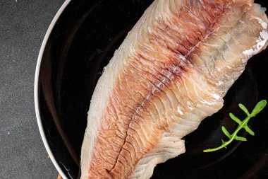 Çiğ fileto beyaz balık doğal besin taze pesseeter diyet gurme arka plan masa üzerinde rustik gıda üst görünüm fotokopi uzay keto ve paleo