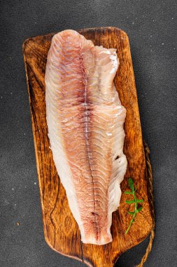 Çiğ fileto beyaz balık doğal besin taze pesseeter diyet gurme arka plan masa üzerinde rustik gıda üst görünüm fotokopi uzay keto ve paleo