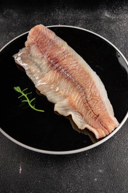 Çiğ fileto beyaz balık doğal besin taze pesseeter diyet gurme arka plan masa üzerinde rustik gıda üst görünüm fotokopi uzay keto ve paleo