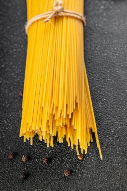 Spagetti makarnası çiğ buğday taze yemek masada rustik gıda üst görünüm fotokopi uzay gıda arka planı