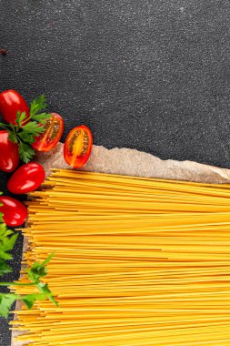 Spagetti makarnası çiğ buğday taze yemek masada rustik gıda üst görünüm fotokopi uzay gıda arka planı