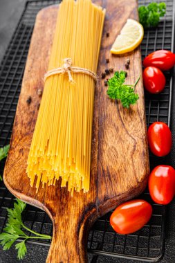 Spagetti makarnası çiğ buğday taze yemek masada rustik gıda üst görünüm fotokopi uzay gıda arka planı
