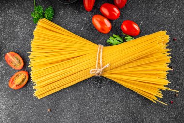 Spagetti makarnası çiğ buğday taze yemek masada rustik gıda üst görünüm fotokopi uzay gıda arka planı