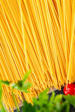 Spagetti makarnası çiğ buğday taze yemek masada rustik gıda üst görünüm fotokopi uzay gıda arka planı
