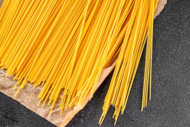 Spagetti makarnası çiğ buğday taze yemek masada rustik gıda üst görünüm fotokopi uzay gıda arka planı