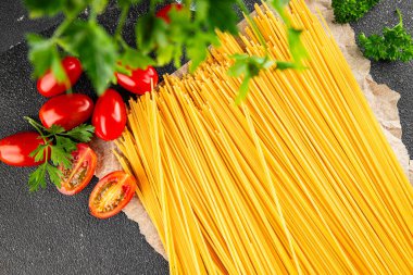 Spagetti makarnası çiğ buğday taze yemek masada rustik gıda üst görünüm fotokopi uzay gıda arka planı
